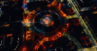 Geceleri turuncu ve sarı ışıklarla işaretlenmiş yuvarlak kare. Philadelphia, Pensilvanya şehir merkezi..