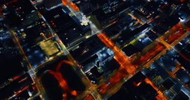 Philadelphia, Pennsylvania, ABD 'nin panoramasında altı çizili caddeler ve binalar. İnsansız hava aracı belediye binasına tepeden yaklaşıyor..