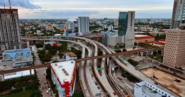 Birden fazla otoyol kesişiyor ve tramvay rayları ile kesişiyor. Miami şehir merkezi, Florida tepeden.