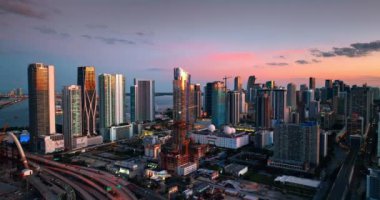 Güneşin batışının güzel ışığında çarpıcı gökdelenlere yaklaşıyoruz. Miami, Florida, ABD 'nin en iyi manzarası..