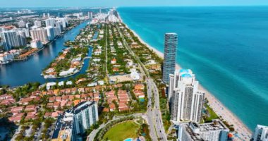 Güneşli bir günde Miami Plajı 'nın muhteşem manzarası. Arkaplanda Atlantik Okyanusu 'nun muhteşem su manzarası.