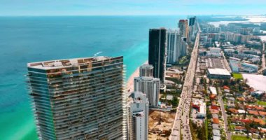 Miami, Florida, ABD 'nin fantastik manzarasından iniyor. Arkaplanda Atlantik Okyanusu 'nun su manzaralı güneşli bir manzara.