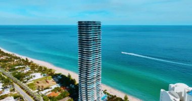 Miami Sahili 'nin manzarasında tek başına duran yüksek binalar. Atlantik Okyanusu 'nun manzarası ve manzarası..