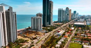 Miami Sahili 'nin güneşli manzarası. Drone birden fazla araçla yoğun otoyola yaklaşıyor..