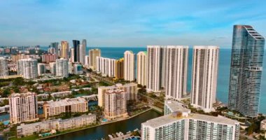 Modern güneşli Miami, Florida, ABD 'nin lüks mimarisi. Üst Manzara. Arka planda Atlantik Okyanusu.