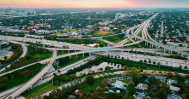 Miami, Florida, ABD 'de inanılmaz bir kavşak noktası. Gün batımında yeşil metropolün en üst perspektifi.