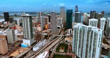 Miami, Florida, ABD şehir merkezindeki yol sistemi. Çok sayıda muhteşem binaları olan güzel bir şehir. Yukarıdan görüntüle.