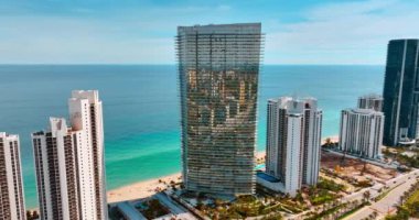 Atlantik Okyanusu kıyısındaki güzel, modern, yüksek binalar. Muhteşem Miami Beach 'in güneşli manzarası, Florida, ABD.