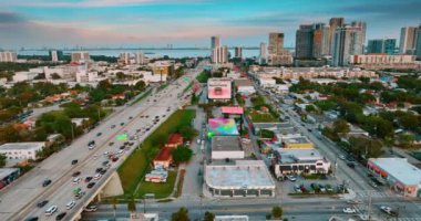 Gün batımında yoğun trafik varken otoyollar boyunca uçmak. Miami, Florida, ABD Manzarası.