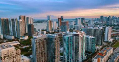 Miami, Florida, ABD 'nin çağdaş yüksek binalı mimarisi. Gün batımında şehrin en üst manzarası.