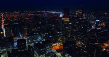 Gece Metropolis 'in merkezindeki güzel gökdelenlere daha yakın uçuyorlar. Philadelphia, Pennsylvania, ABD 'nin göz kamaştırıcı manzarası.