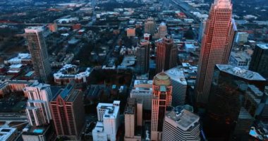 Charlotte, Kuzey Carolina, ABD 'nin modern manzarasının üzerinde uçuyor. Alacakaranlıktaki güzel metropol manzarası.