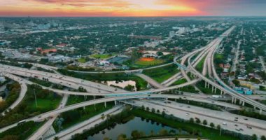 Ulaşım Miami, Florida, ABD 'deki karmaşık yol sisteminden geçiyor. Şehir manzarası tepeden gün batımında.