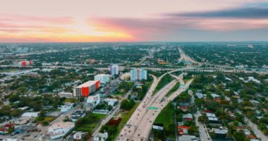 Düşük katlı mimarisi olan devasa yeşil şehir manzarası. Miami, Florida Panorama, ABD Gün batımında tepeden.