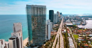 Güneşli bir Miami Beach, Florida, ABD 'nin çarpıcı manzarası. Atlantik Okyanusu 'nun kıyısındaki görkemli gökdelenler..