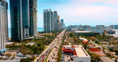 Gündüz vakti Miami Plajı 'nda trafik vardı. İnsansız hava aracından güzel şehre hava perspektifi.