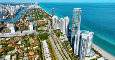 Güneşli Miami Beach 'in manzarası, Florida, ABD. Arkaplanda Atlantik Okyanusu 'nun mavi su manzarası.