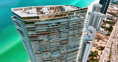 Geniş balkonları olan çok katlı apartman blokları boyunca iniyorlar. Miami, Florida, ABD 'deki yüksek binalar..