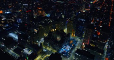 Geceleri birden fazla ışık alan Philadelphia manzarası. Modern bir metropolün panoramasında hava manzarası.