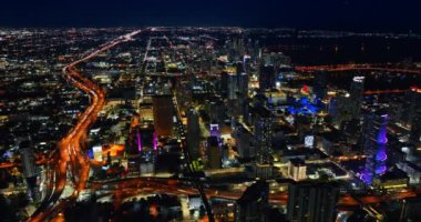 Geceleri hareketli bir metropolün manzarası. Miami, Florida ve ABD 'nin muhteşem manzarası.