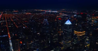 Geceleri ışıl ışıl parlayan şehrin engin manzarasının üzerinde uçmak. Philadelphia, Pennsylvania, ABD 'nin nefes kesici manzarası.