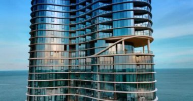 Ayna faşatlı güzel, yüksek katlı apartmanlardan uzakta. Miami, Florida, ABD 'de okyanus kıyısında bir bina..
