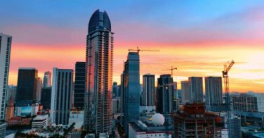 İnsansız hava aracı modern Miami, Florida, ABD 'nin merkezinde yükseliyor. İnanılmaz pembe, sarı ve mavi gökyüzü gün batımında şehrin üzerinde.