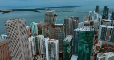 Miami, Florida, ABD 'de çeşitli yüksek binalar. Atlantik Okyanusu 'nun arka planındaki gökdelenler. Üst görünüm.