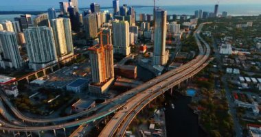 Miami, Florida, ABD şehir merkezinden geçen birkaç otoyol var. Gün batımında metropolün yukarısında..
