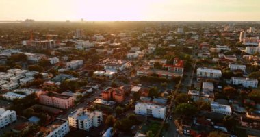 Miami, Florida, ABD 'nin engin şehir manzarasının üzerindeki gün batımı zamanı. Alacakaranlıkta alçak binaların mimarisi üzerine hava perspektifi.