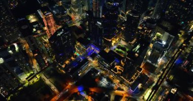 Gece vakti Amerikan metropolünün canlı şehir manzarasının üzerinde yükseliyor. Miami, Florida, ABD 'nin hava perspektifi.