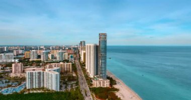 Mavi deniz manzaralı şehir manzarası. Miami, Florida 'nın havadan görüntüsü, ABD tepeden.