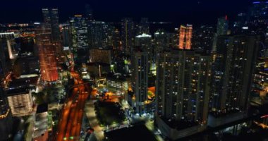 Gece şehir manzarası inanılmaz, Miami, Florida 'nın ışıltılı manzarası, ABD tepeden..