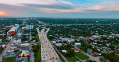 Yeşillik dolu şehir manzarası. Miami, Florida Panorama, ABD Gün batımında tepeden.