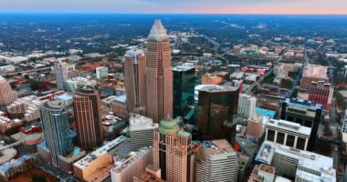 Amerikan şehri Charlotte, NC 'deki güzel gökdelenler. Arkaplanda bir sürü yeşillik olan engin şehir manzarası.
