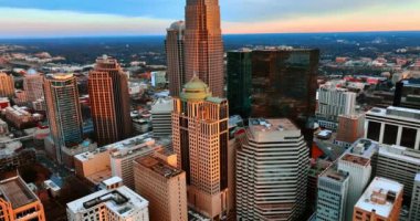 Gökdelenlerin ön cephesinde gün batımının turuncu ışığı. Charlotte şehir merkezi manzaralı, Amerika Birleşik Devletleri tepeden.