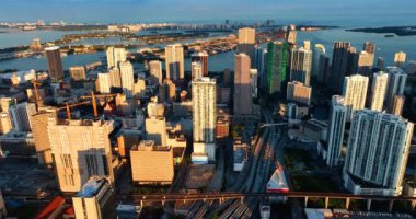 Modern Miami, Florida, ABD 'nin yukarısına gidiyoruz. Gün ışığı şehir merkezindeki binaların cephelerini kaplıyor. Arka planda Atlantik Okyanusu.
