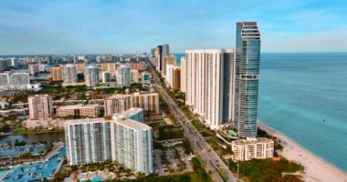 Değişik mimarisi olan şehir manzarası. Atlantik Okyanusu 'nun arka planında Miami Beach, Florida, ABD' nin üst manzarası.