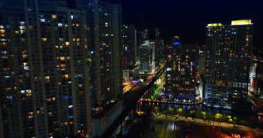 Şehir merkezindeki pencerelerinde ışık olan binaların görüntüsü. Parlak Miami, Florida, ABD Geceleri.