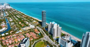 Miami Beach, Florida, ABD 'nin güneşli ve sıcak manzarası. Arkaplanda Atlantik Okyanusu ile yoğun olarak inşa edilmiş şehir manzarası. Üst görünüm.