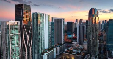 Miami, Florida, ABD şehir merkezindeki çok katlı apartmanlar. Alacakaranlıkta yüksek binalara yaklaşıyoruz..