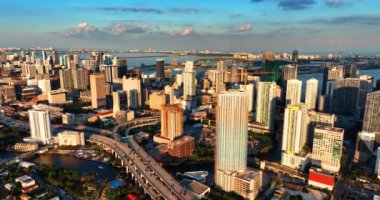 Miami, Florida 'daki gökdelenlerin güneşli cephelerinde. Metropolün güzel şehir manzarası tepeden gün batımında.