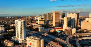 Miami, Florida, ABD şehir merkezindeki işlek yolun üstündeki insansız hava aracı görüntüleri. Gün batımında şehrin havadan görüntüsü.