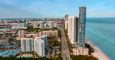 Gün batımından sonra Miami manzarası. Atlantik Okyanusu 'nun arka planındaki şehir manzarasındaki modern binalar.