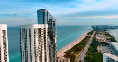 Miami Sahili 'nin en yüksek binalarındaki görüntüler. Tepeden güzel şehir manzarası.