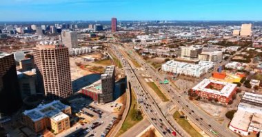 Gündüz vakti Amerikan otobanlarında hareketli trafik. Dallas, Teksas manzaralı, ABD tepeden.