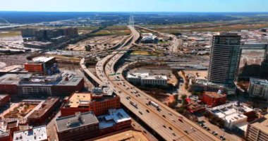 Gündüz yollarda ve otobanlarda birden fazla araba çalışıyor. Dallas, Teksas 'ın trafik sistemi tepeden tırnağa.