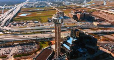 Dallas, Teksas 'taki Reunion Tower Oteli. Yüzlerce araba birden fazla yoldan geçiyor ve şehrin otoparklarında. Üst görünüm.