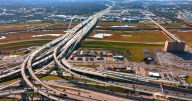 Arabalar Dallas, Teksas 'taki güzel köprüye gidip geliyorlar. Metropolün tepeden manzarası.