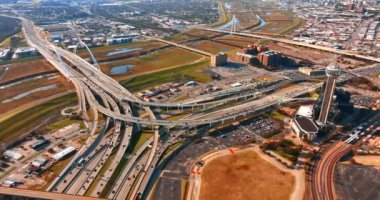 Dallas, Teksas, ABD 'deki güzel köprüye giden birden fazla yol var. Şehrin en tepeden güneşli manzarası.